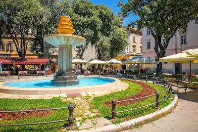 Image de This spacious uniquely decorated apartment is perfect place to pamper yourself.