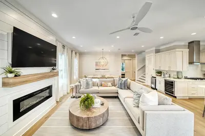 Image de Amour La Mer by AvantStay | Rooftop Patio, Pool Access, Walk to Beach