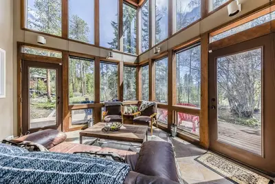 Image de Stunning single standing home with Private Hot Tub & Byers Peak vistas