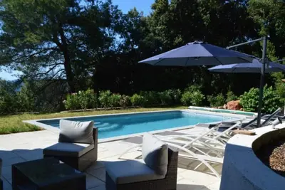 Image de Maison provençale avec piscine et vue panoramique