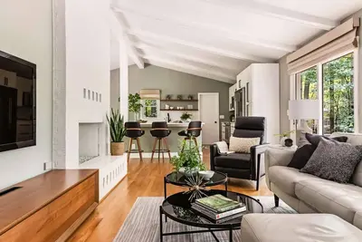 Image de Modern Forest Retreat, On Large Private Wooded Lot, In the Heart of Cary!