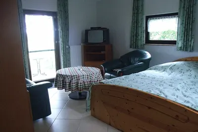 Image de Large garden with playground, patio, garden shed, close to the village, individual, 3 living units.