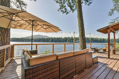 Image de Year around  Bliss Lakehouse with hottub and deck