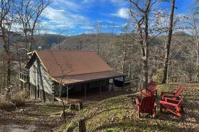 Image de Secluded cabin sitting high above the bustling world below. . . . . .