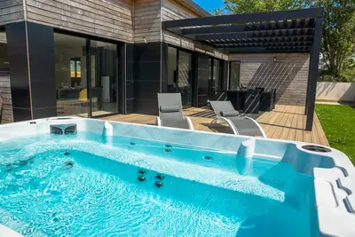 Image de Maison moderne, belles prestations avec un grand jacuzzi