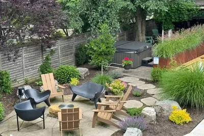 Image de Hot Tub Infrared Sauna  Peloton treadmills