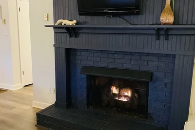 Image de Cozy Cabin with fireplace and screened in porch in Sapphire Valley.
