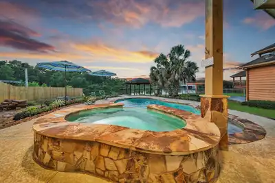Image de Gorgeous Lakefront Retreat House w/Heated Pool, Spa & More Fun Relaxing Getaway!