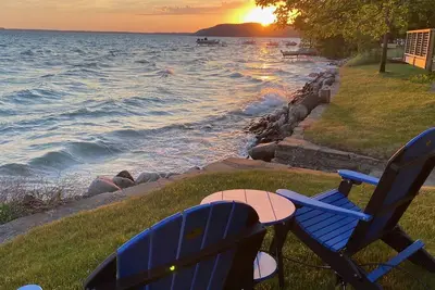 Image de Relax and play in the blue waters of Crystal Lake