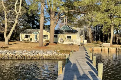 Image de \"Right on the Water\" vacation home in Mathews