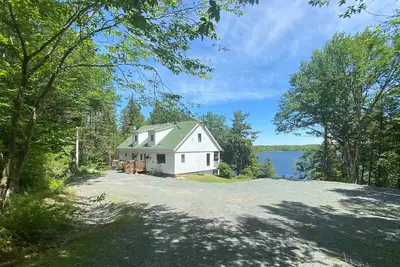 Image de Tranquil Lakefront Property, Situated in the Heart of the South Shore