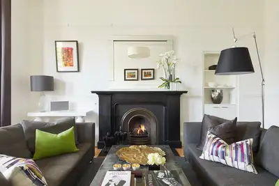 Image de A luxury, spacious self-catering Edinburgh Townhouse with on-site parking and a south-facing garden.