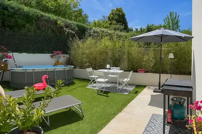 Image de Maison jardin piscine parking - Les lauriers