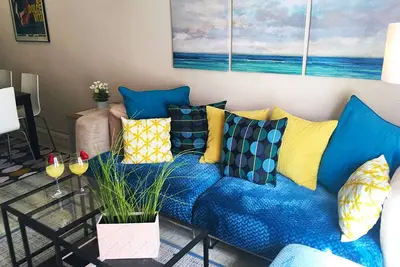 Image de Ideally Located Apartment With Ocean Views From The Balcony.