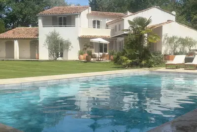 Image de Villa Provençale climatisée au calme avec Piscine, Jacuzzi Tennis dans domaine.