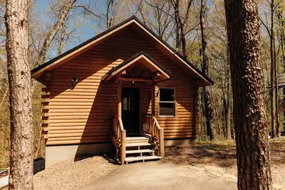 Image de Cozy cabin for up to 6 guests - Hocking Hills - Firepit -Hot Tub - Wifi