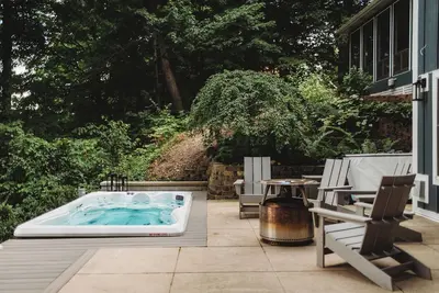 Image de boat, hot tub, fire pit, kayaks, private swim island, Notre Dame, wineries