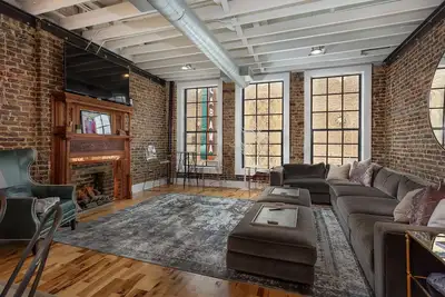 Image de Luxury Penthouse with Private Deck and Indoor Parking