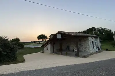 Image de Charmante maison en pierre et bois avec une grande piscine privée.