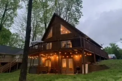 Image de Gorgeous Lake Front home with hot tub