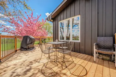 Image de La Maison de Campagne des Amoureux de la Nature à quelques min. du centre-ville.