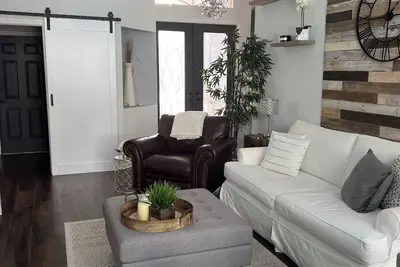 Image de Beautiful updated pool home in a quiet, gated community.