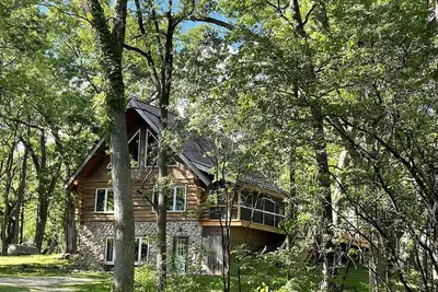 Image de Beautiful Log Cabin Retreat on 6 Acres of Forest Only 10 Minutes to Lake Geneva.