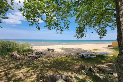 Image de Catching Fireflies - Cozy Cottage on beautiful Lake Huron in Oscoda, Mi
