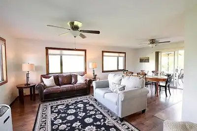 Image de Farm house on 2 lovely acres outside of Bozeman, Pets Allowed & State Licensed