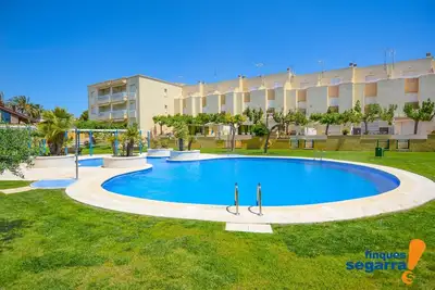 Image de Appartement en bord de mer avec espace commun et piscine