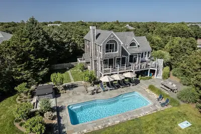 Image de Luxury Katama 5br - Pool, Hot Tub, Bocce & Firepit Steps from South Beach