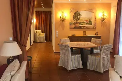 Image de Liebevoll Eingerichtetes Ferienhaus mit Terrasse und Kamin