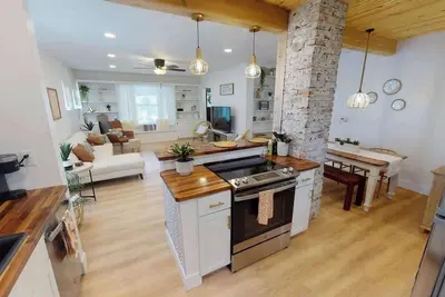 Image de Blue Bungalow - Bright and Beautiful! King Bed! Walk to Wesley!