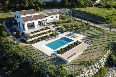 Image de Villa contemporaine de luxe à la vue imprenable