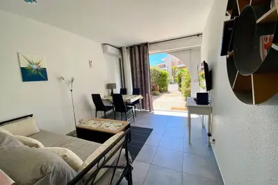 Image de Studio cabine rénové à 250m de l'étang de Thau avec jardinet et parking privé