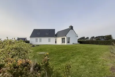 Image de Villa contemporaine dans un cadre verdoyant, proche de la plage