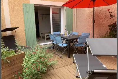 Image de Maison situé dans une résidence de vacances avec piscines, stationnement.
