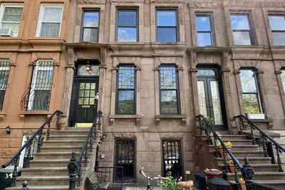 Image de Beautiful brownstone on family friendly, leafy block in the heart of Park Slope