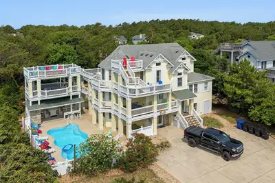 Image de Tides That Bind: Oceanside, private pool, hot tub, tiki bar/cabana, pool, foosbal