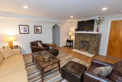 Image de Updated & Comfy Bungalow with Parking! Easy Access