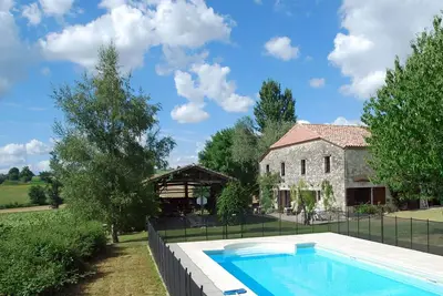 Image de Piscine chauffée, vue, grand jardin. À proximité de villes historiques.