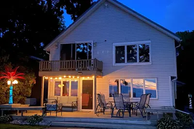 Image de 3 bed 2 bath cottage with direct lake and fishing access from backyard, sunsets