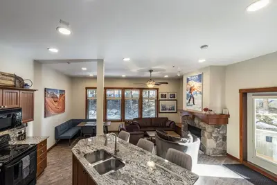 Image de 2-bedroom condo steps from Solitude Resort Ski Lifts