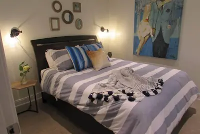 Image de The Pocket: Beautiful Basement Suite on the Subway