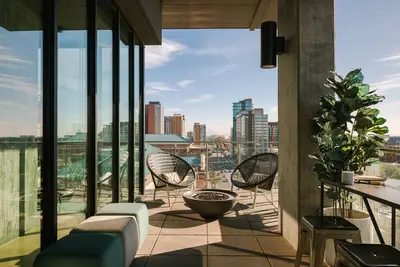 Image de Sonder at Mill Ave | One-Bedroom Apartment w\/ Juliet Balcony