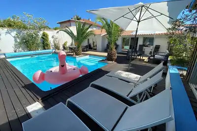 Image de Villa Arcachon avec piscine chauffée à 200 mètres de la plage. Tout à pied