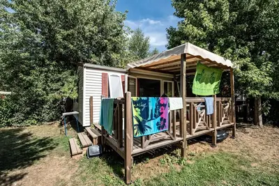 Image de Mobil home La Dourbie Confort 33m² (3 chambres) + terrasse couverte 13m² + Tv + Lave vaisselle 6 personnes