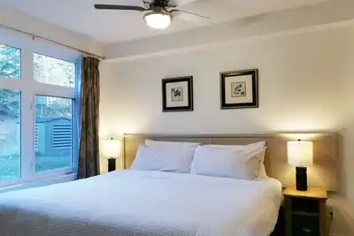 Image de King Bed 1 bedroom apt Ac, Gym cls to Dt Canmore Ug Parking incl. sleep 4