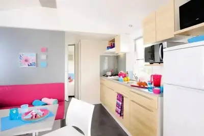 Image de Mobil-home Bois Confort 29m² (2 chambres) + Terrasse + Tv + Quartier piéton + Nespresso 4 personnes