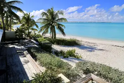 Image de The Razzle: A Beach House on the Sand in Treasure Cay